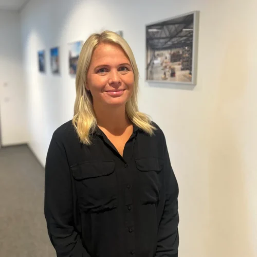 Kvinna som ler mot kameran