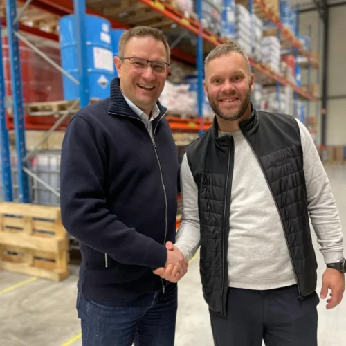 Två män som skakar hand