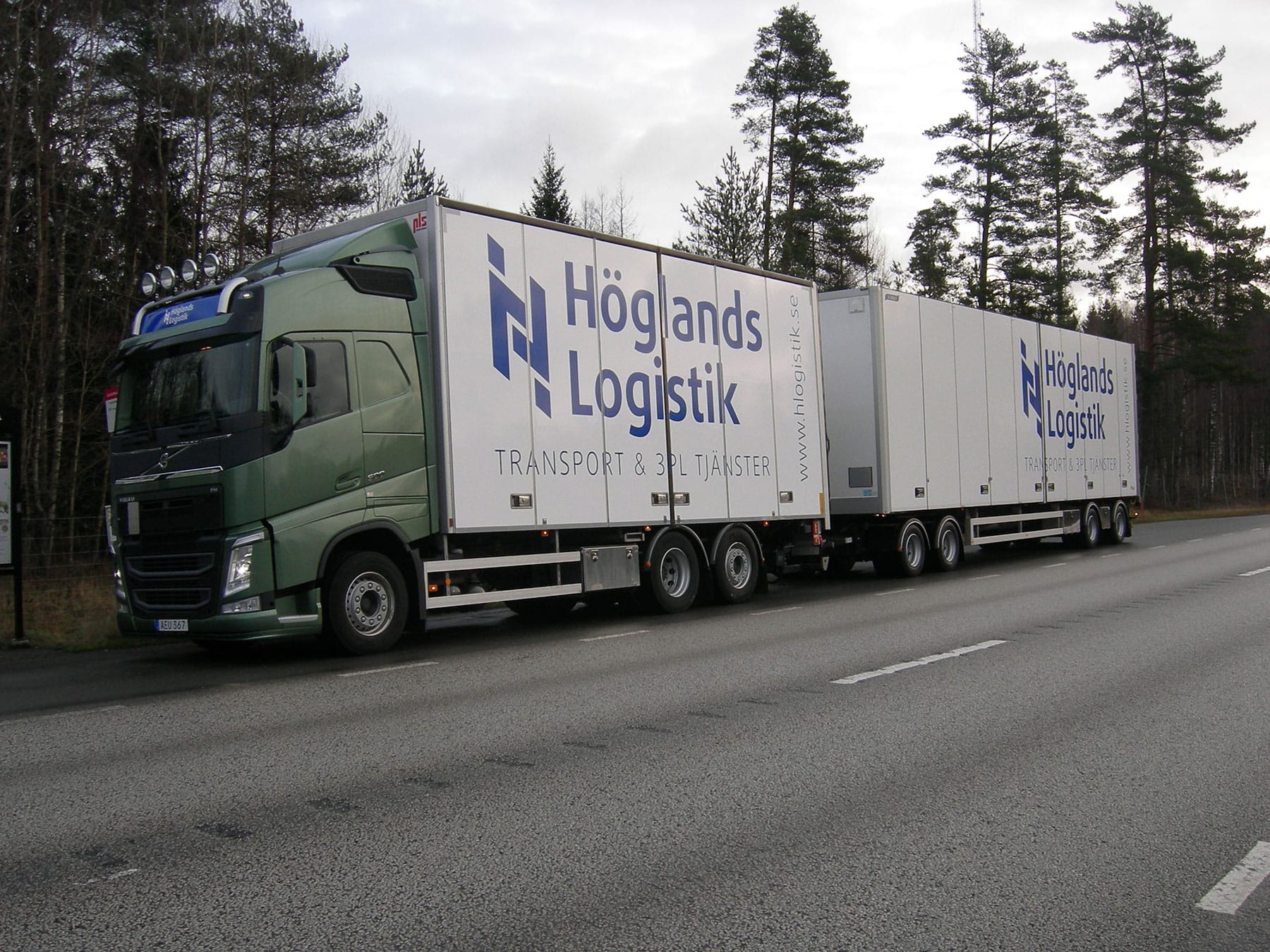 Höglands Logistik lastbil på väg