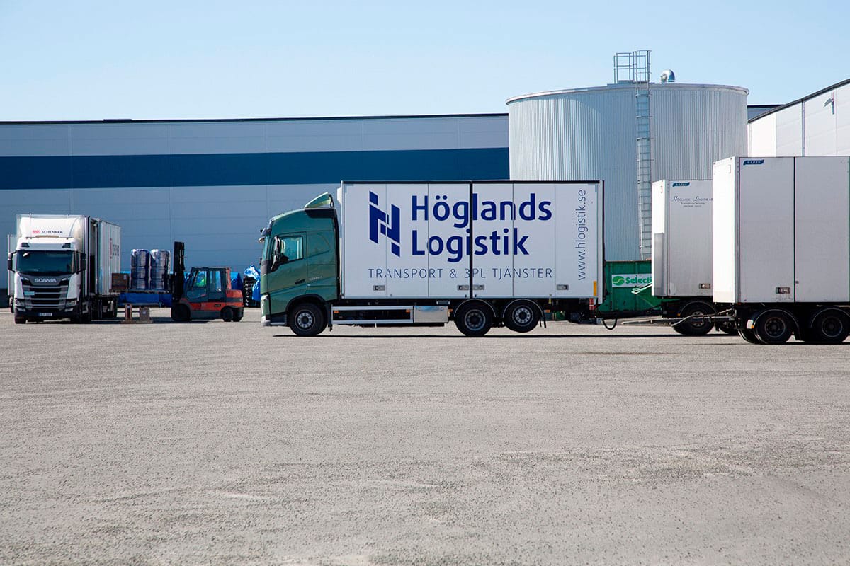 Höglands Logistik lastbil på utegård
