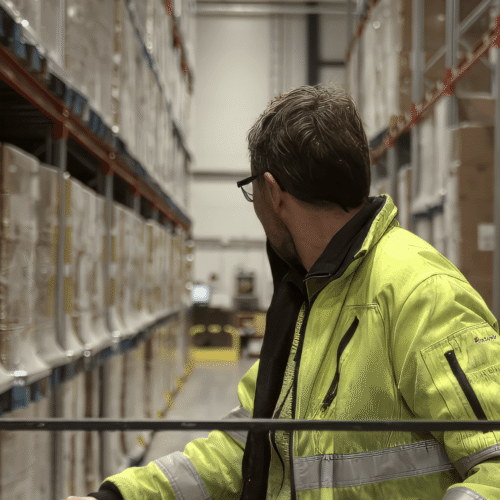 Man som styr truck på lager