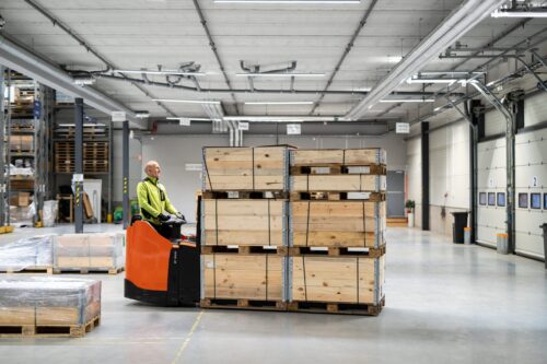 Medarbetare på Höglands Logistik som gör truck på lager