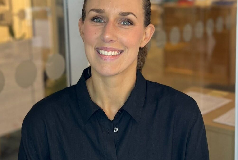 Emelie snörar på sig skorna